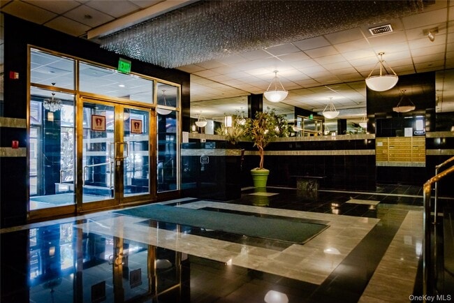 Building Photo - 25 W Broadway