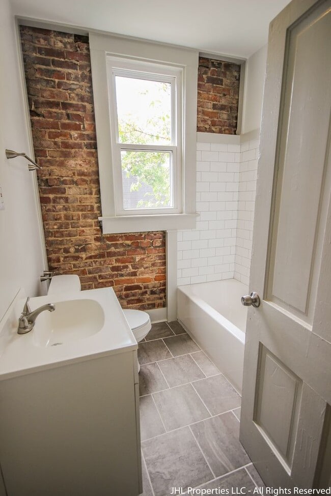 Building Photo - Updated 2 Bedroom 1 Bathroom in Downtown C...