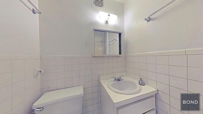Building Photo - 212 E 85th St