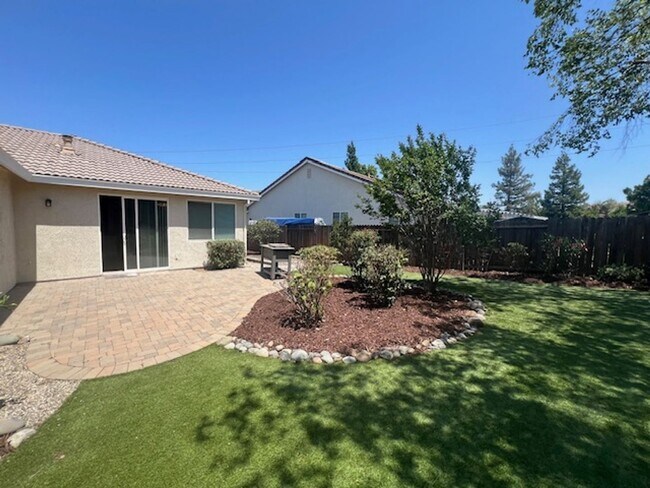 Building Photo - Single Story 3 Bedroom Home in Lincoln Acr...