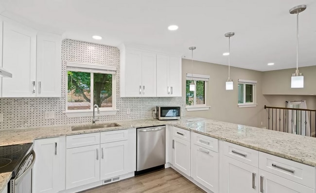 Building Photo - Modern 5 bed, 3.5 bath home in Lakewood!