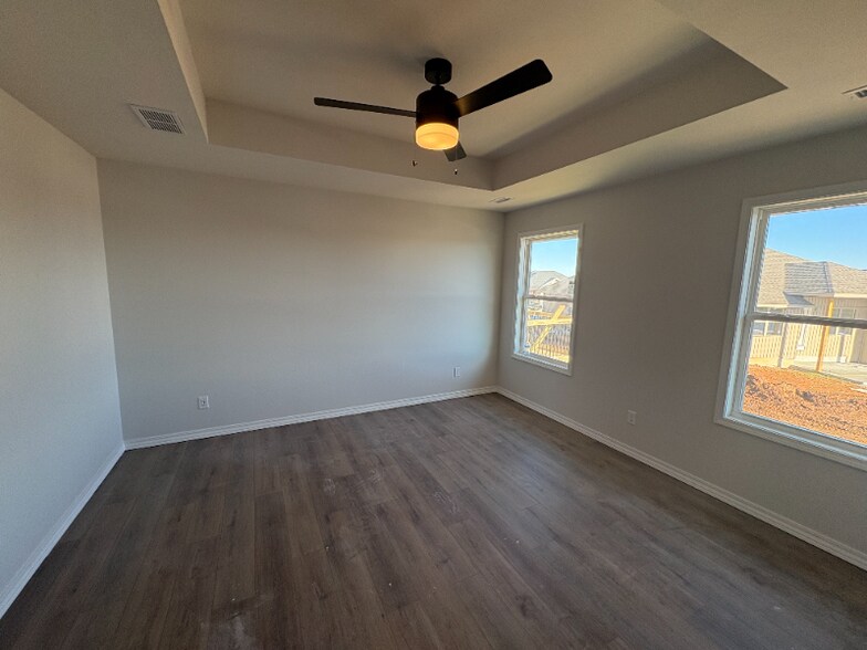 Building Photo - 896 S Silverwood Ln