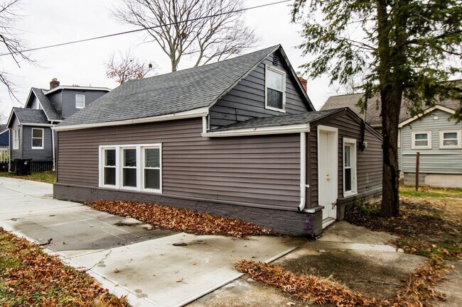 Primary Photo - 17645 Lakeport Ave