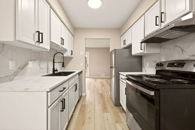 Building Photo - 14 Elm St