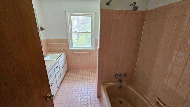 Building Photo - JUST REDUCED!  4 Bedroom Single Family Home