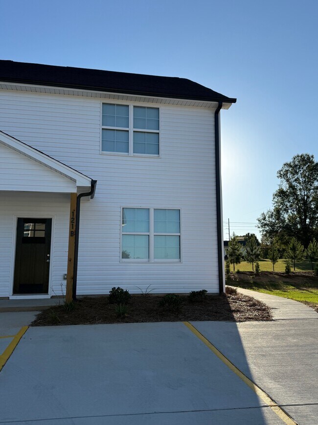 Building Photo - 121 Diver Dr