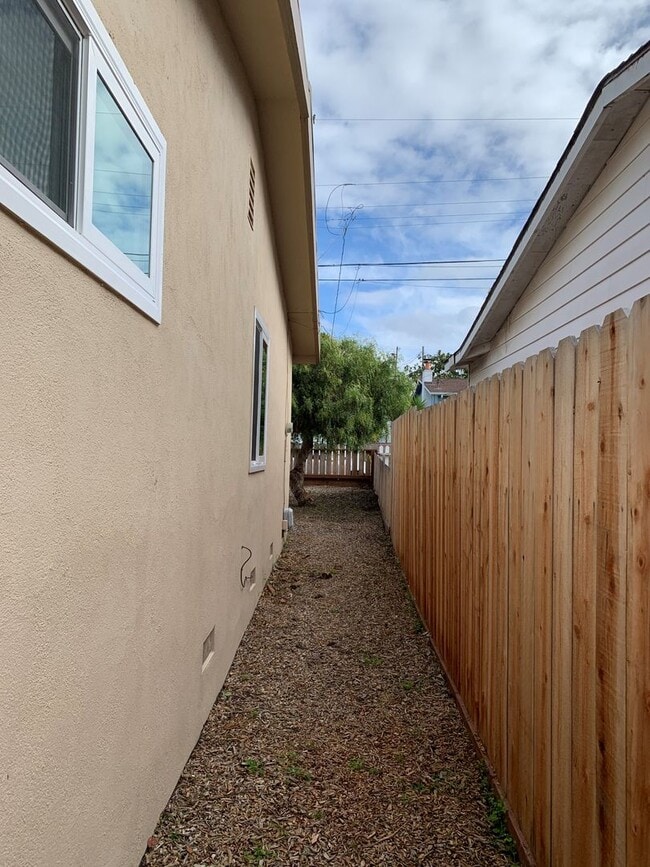 Building Photo - Great 3 Bedroom 1 and 1/2 Bath House in Se...