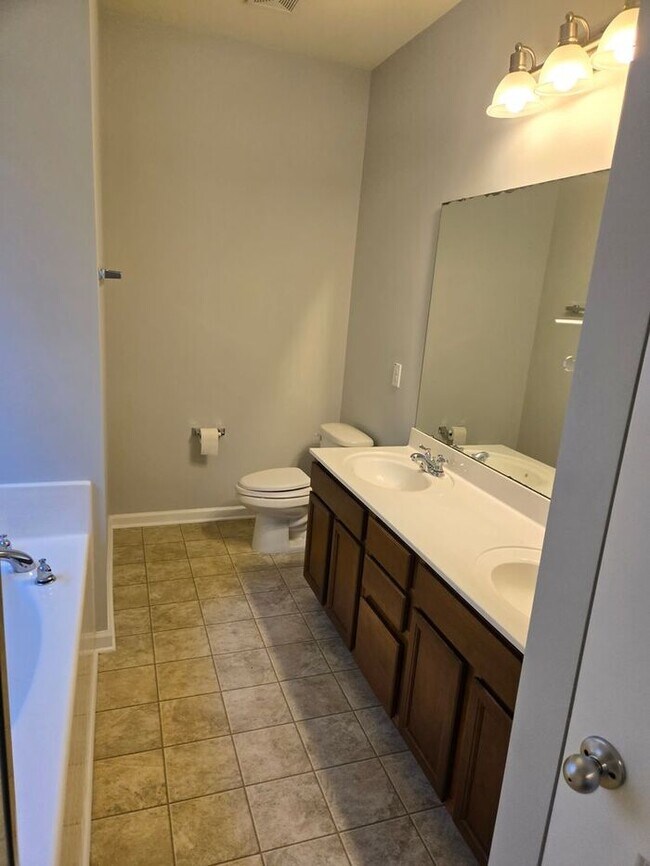 Building Photo - Beautiful 3 bedroom available