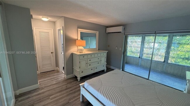 Building Photo - 2115 NE 42nd Ct