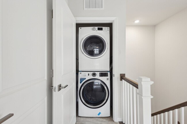 Building Photo - Beautiful end-unit condo townhome located ...