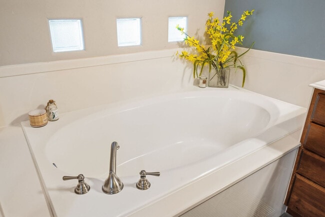 Building Photo - 225 N Country Ln