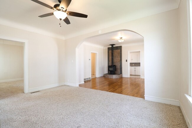 Building Photo - Charming 3-bedroom, 2-bathroom Country Hom...