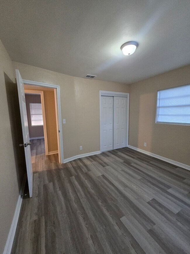 Building Photo - 1001 N Bracewell Dr