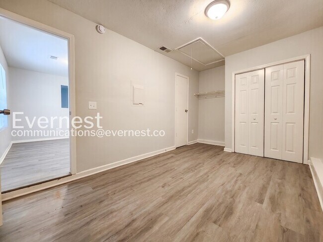 Building Photo - 3 Bed, 2 Bath Home with Fenced Yard / Pet-Friendly / Coming Soon!