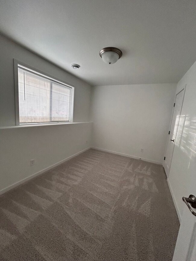 Building Photo - 3 Bed 3 Bath TownHome