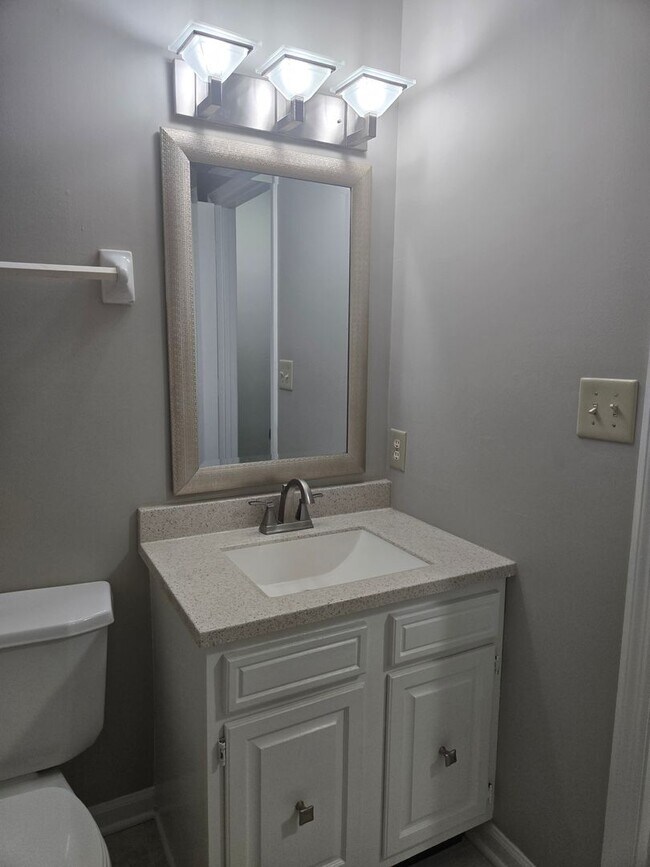 Building Photo - Spacious Townhome with Fully Fenced Privat...