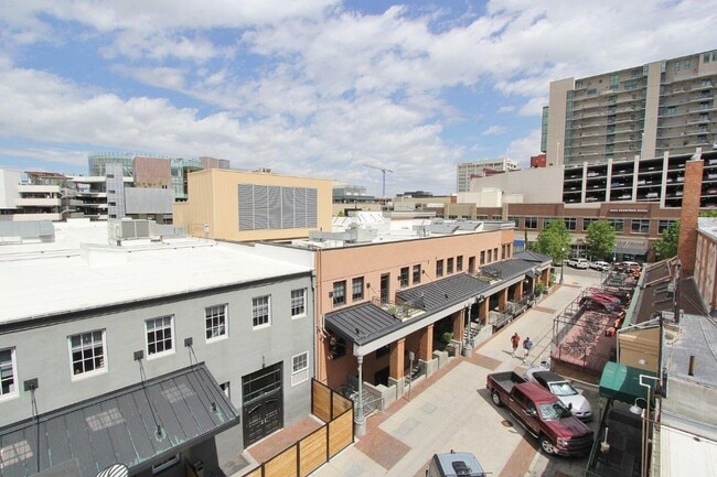 Building Photo - 419 S 8th St
