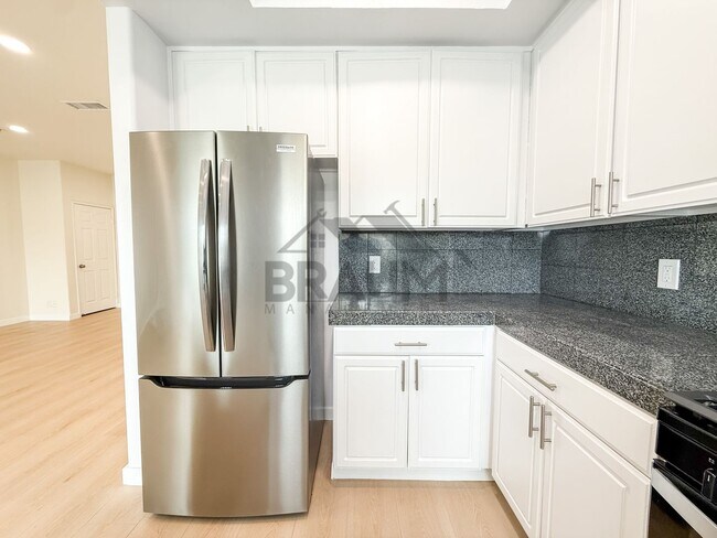 Building Photo - 11035 Moorpark St