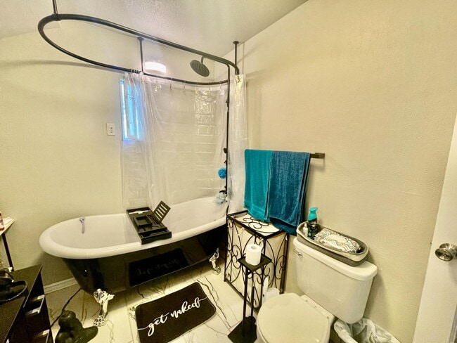 Building Photo - 223 Hemlock Dr