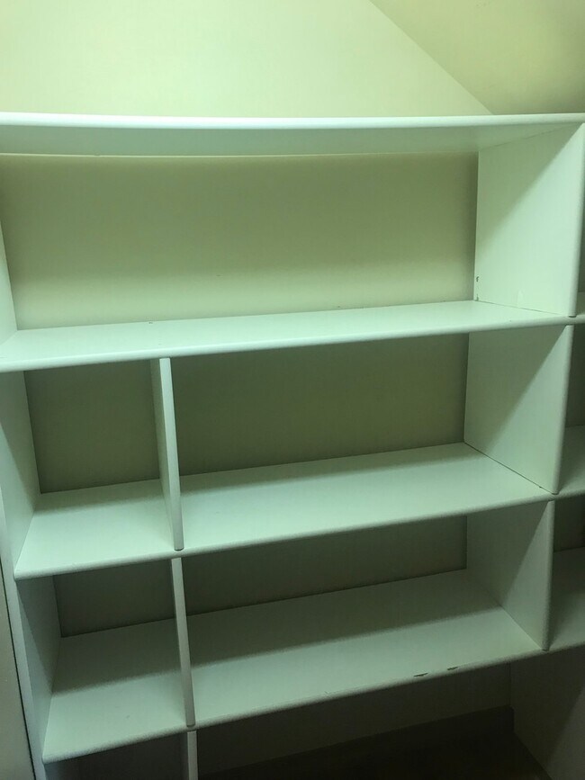 Building Photo - Spacious 4 Bedroom 2.5 Bath Home in River Rock