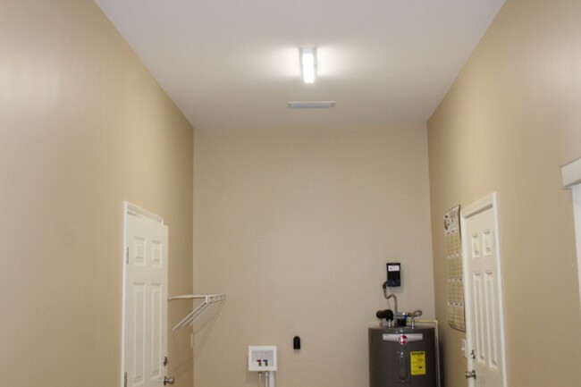 Building Photo - Immaculate 3/2 in Marianna, FL