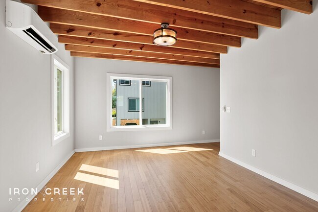 Building Photo - Beautiful Two-Bedroom Compact Cottage in S...
