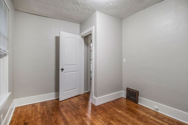 Building Photo - 548 Dayton Ave