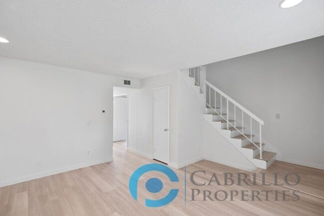 Building Photo - 5067 La Cuenta Dr