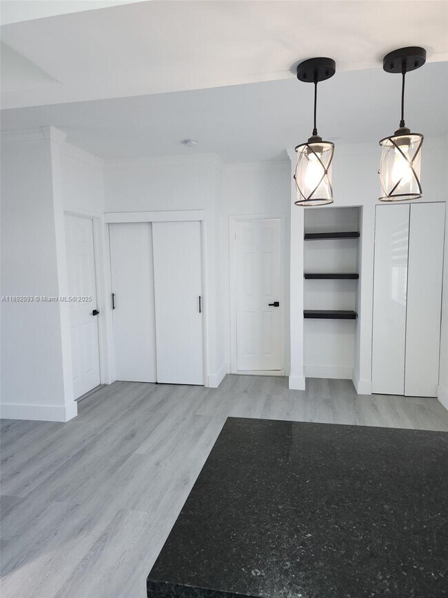 Building Photo - 2101 Normandy Dr