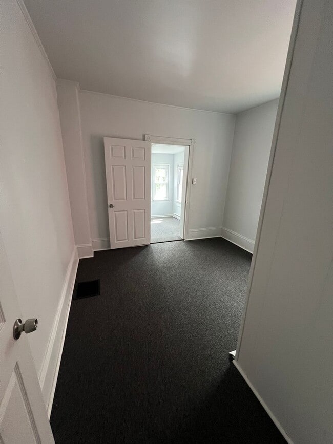 Building Photo - FOUR BEDROOM/ONE BATH ROW
