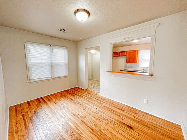 Building Photo - MOVE IN READY! Updated 2 Bed - 1 Bath NW OKC!