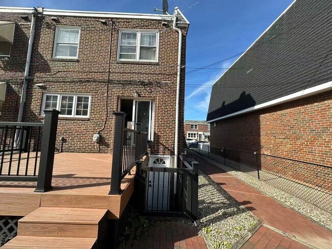 Building Photo - 3B2B House near Complex Sport Center Available NOW