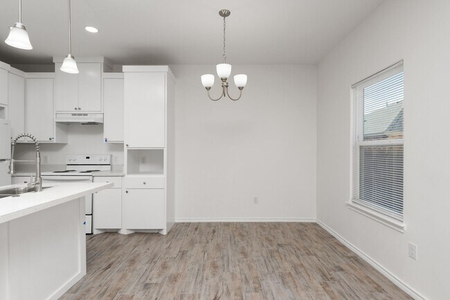 Building Photo - 2325 N Vly Cir