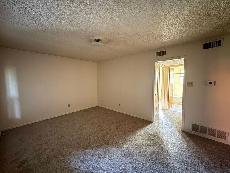 Building Photo - 425 W Avenue C