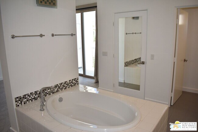 Building Photo - 938 Oceo Cir S
