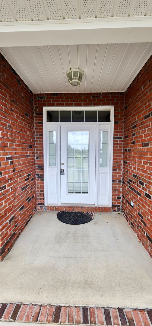 Building Photo - Offering First two weeks free for approved applicant