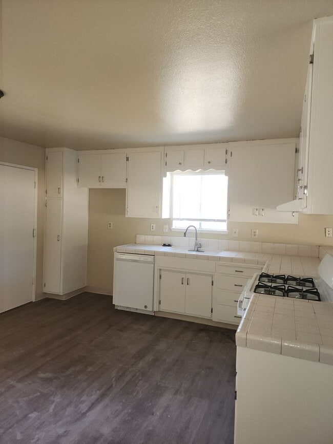 Building Photo - 3 Bedroom 2 Bathroom with Garage and Washe...