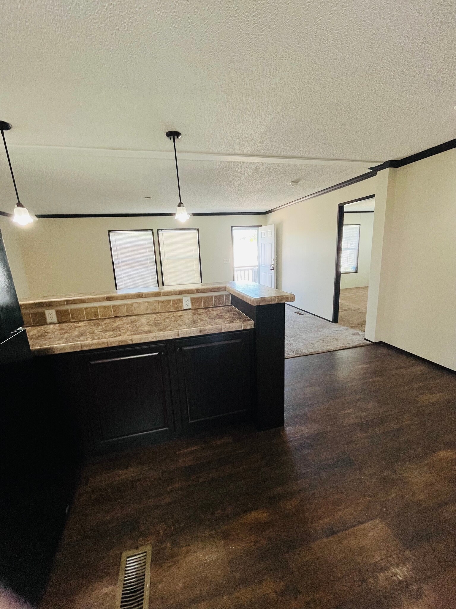 Building Photo - 15621 Pine Ridge Dr