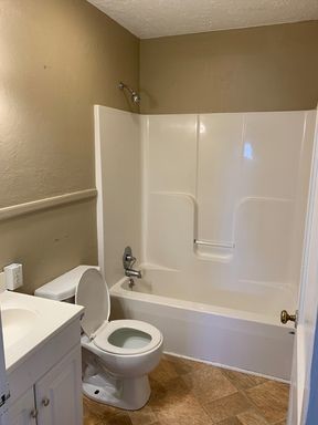 Building Photo - Beautiful 2 Bedroom 1 Bath Home