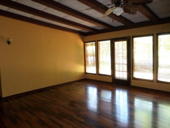 Building Photo - 170 Lake Dr