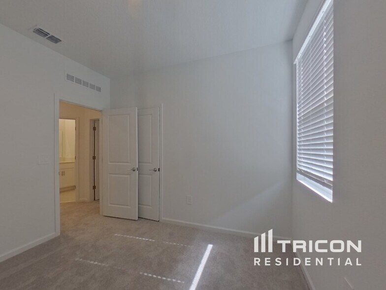 Building Photo - 2056 Rider Rain Ln