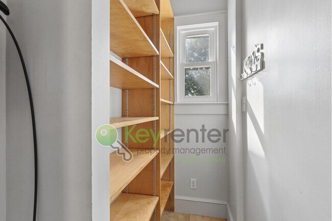 Building Photo - Spacious 4BR Single-Family Home with Garage, Driveway & Fenced Yard in Kearny