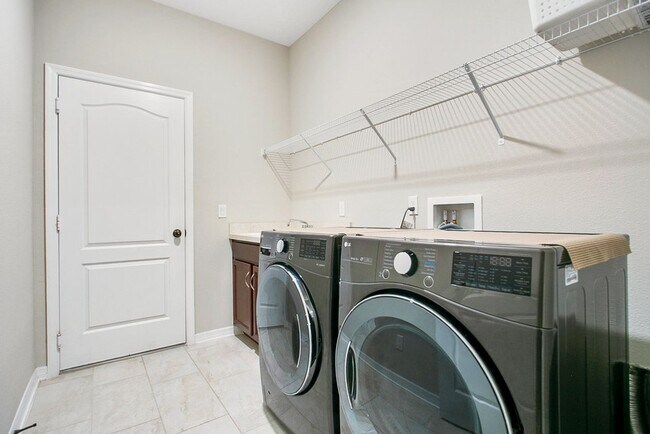 Building Photo - Spacious 4 Bed 3 Bath Home
