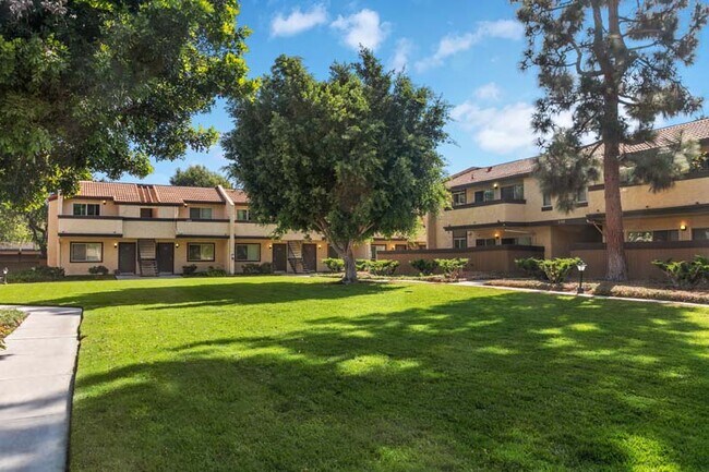 Building Photo - Villa Camarillo Apartments