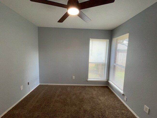 Building Photo - 818 Summit Dr