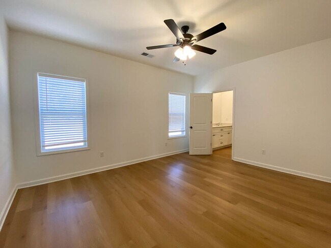 Building Photo - 126 Oak Ave