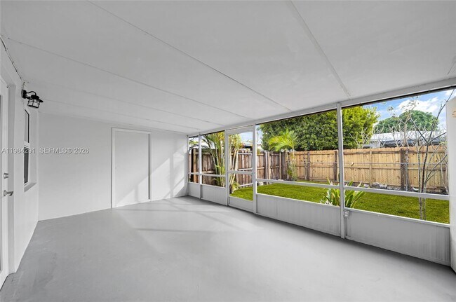 Building Photo - 27 Suffolk Ave