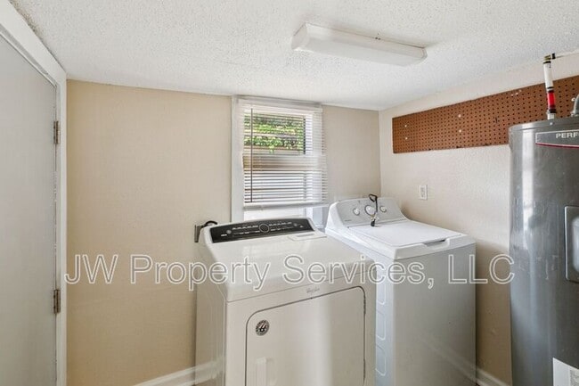 Building Photo - 2400 Dumaine St