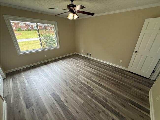 Building Photo - 1106 Lincoln Dr
