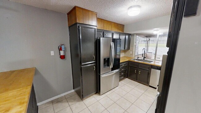 Building Photo - 414 W Voelter Ave